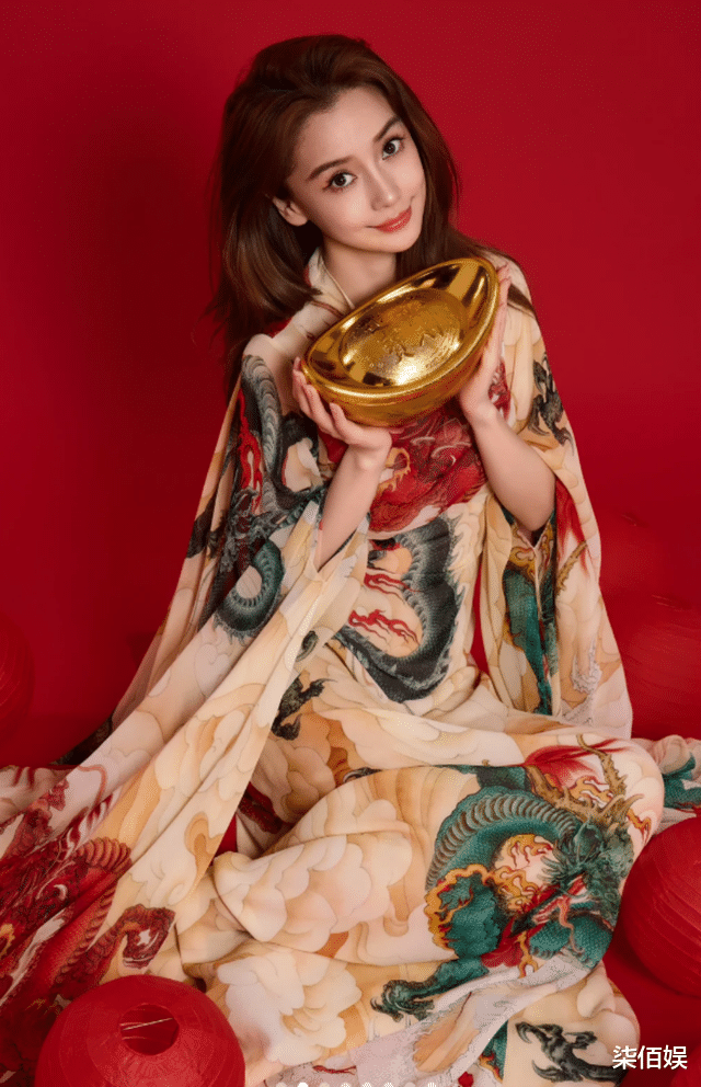 baby除夕晒与儿子合照，8岁小海绵长得真高，笑起来和妈妈好像