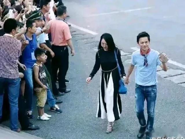 何炅、杨钰莹街头牵手,场面好温馨