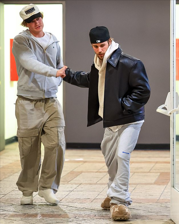 比伯要当爸爸啦！海莉穿着婚纱挺着孕肚亮相，赛琳娜也是狂秀恩爱