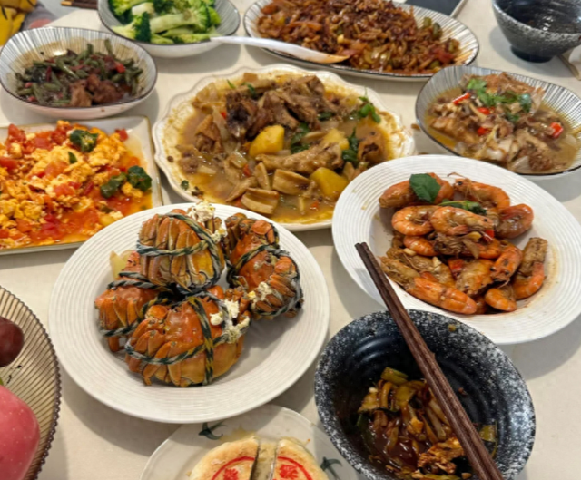 8岁男孩晒妈妈离婚后晚餐对比,家里伙食大变样,网友:太心酸!