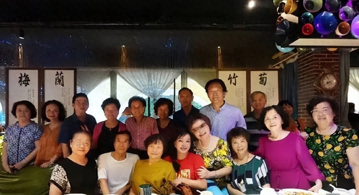 天呐!刘晓庆同学聚会照片疯传,这差距也太大了吧?