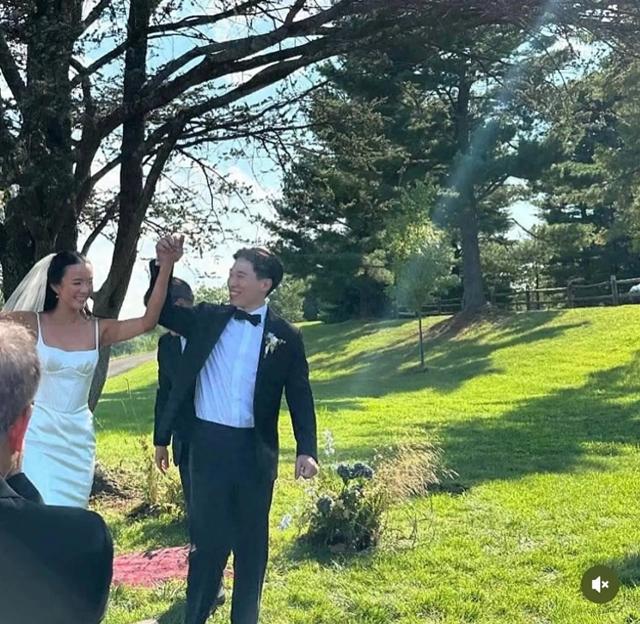 63岁毛舜筠送大女儿出嫁，新郎一家疑是韩国人，婚后将在美国定居