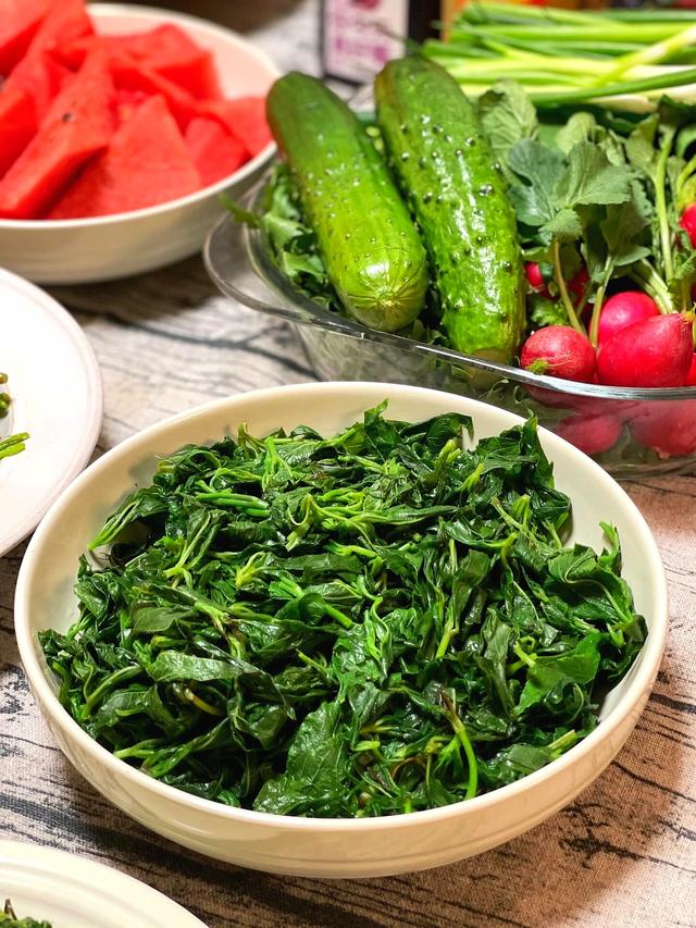 东北姑娘晒妈妈“糊弄式”晚餐，南方惊呼：生茄子还能蘸酱吃？