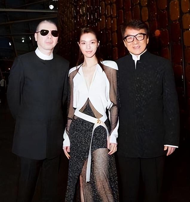 她被冯小刚捧红,成龙接着捧,奖拿到手软,为啥大佬都“偏爱”她