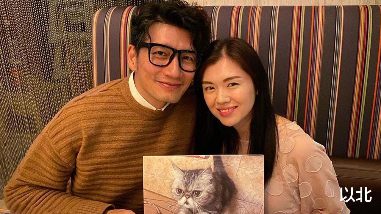 他身高1.88是亚视三雄之一，曾获赞最有台型，夫妻皆面嫩保养有招