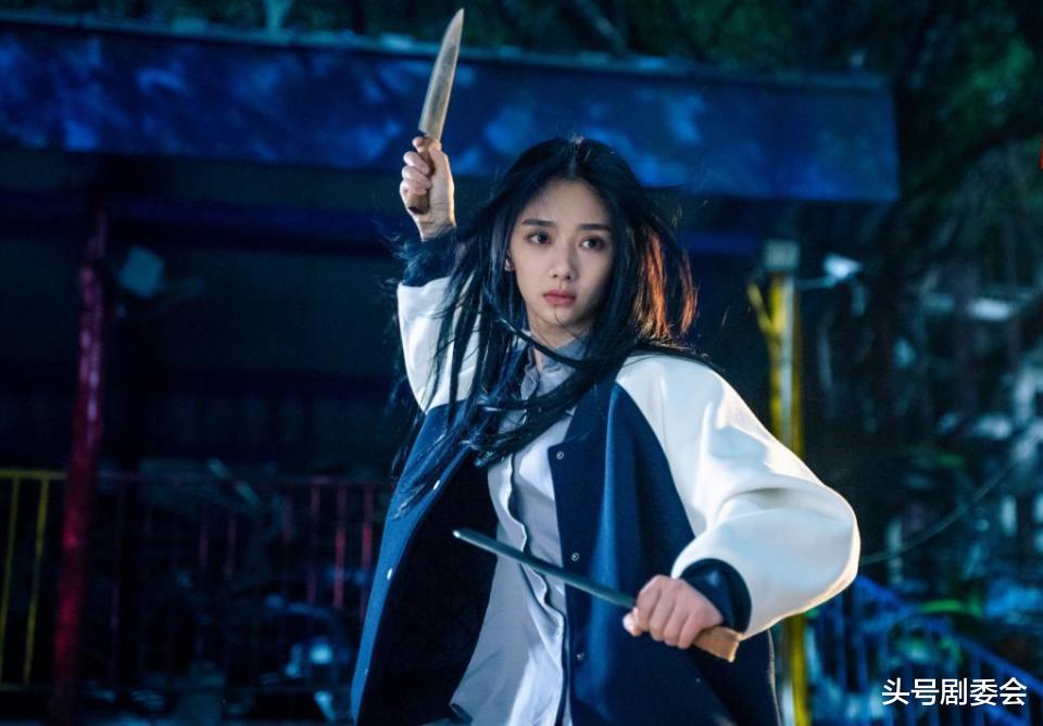 开播一小时热度破4300!观众直呼:看个开头,直拍大腿,真刺激!