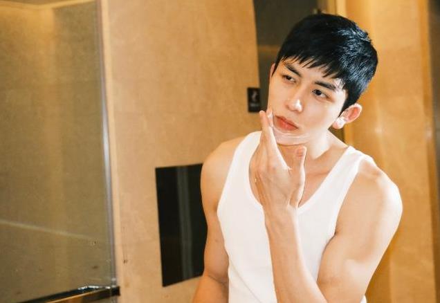 曝阿娇疑知三当三后续！与男方父母见面照曝光，穿着拖鞋跷二郎腿