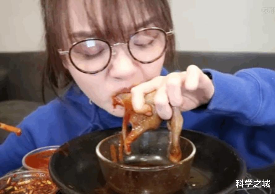 24岁网红吃播突然猝死，血管畸形腹部胀大，尸检时胃里塞满食物