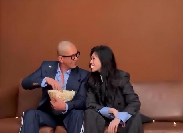 离了大谱! 大S和老公具俊晔参加婚宴，身上穿的长裙还是汪小菲买的