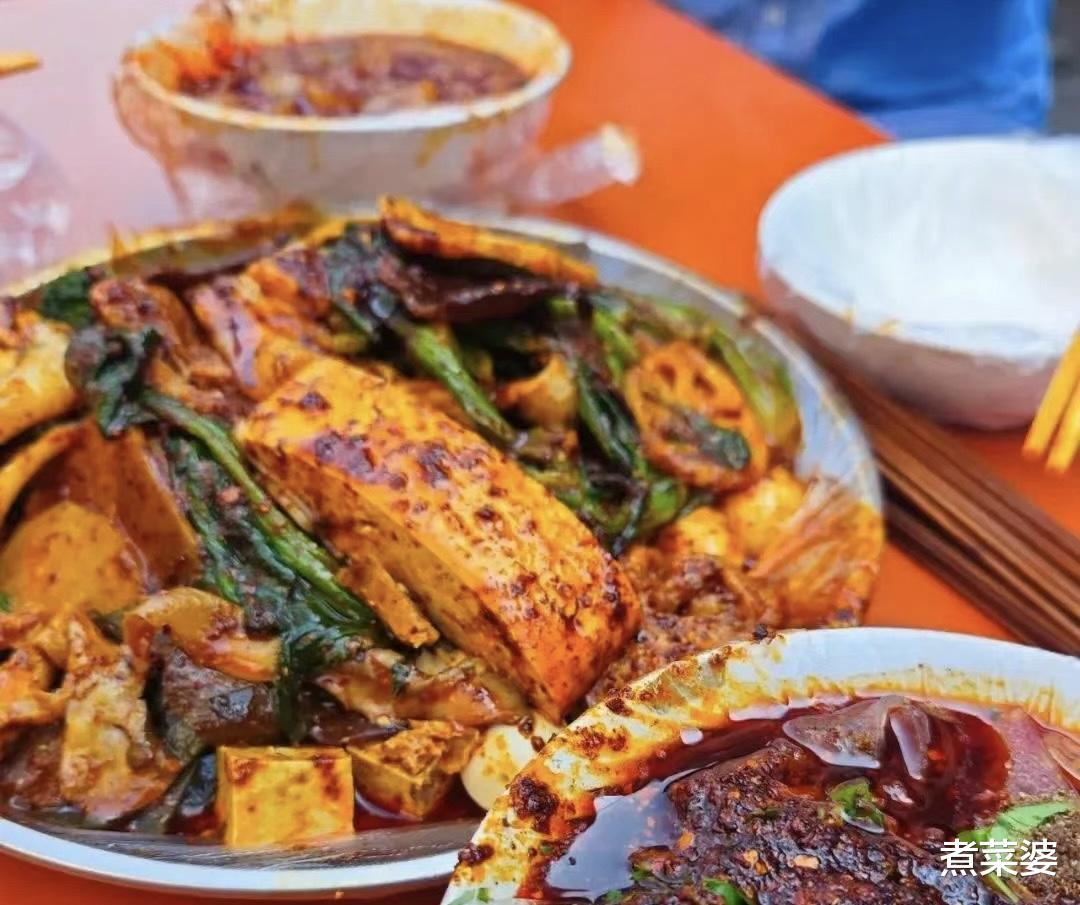 江西一家3口去甘肃,排队2小时吃麻辣烫,结账时,确认三遍不敢信