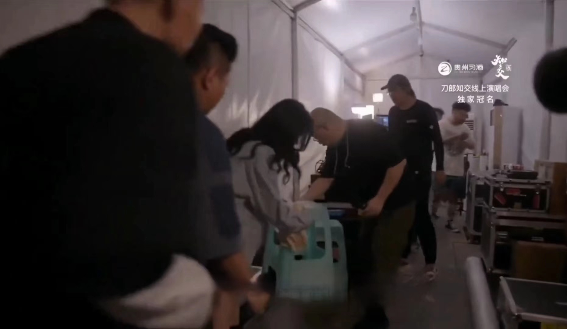 刀郎线上演唱会拿塑料凳见人品,乐手们反应让人惊奇:真正的神