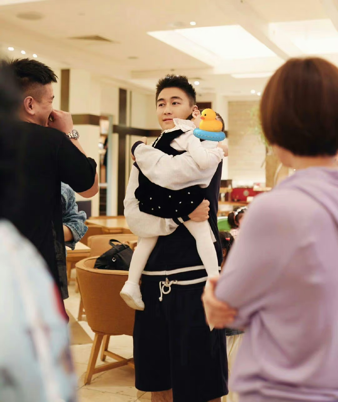 奚梦瑶小区遛娃被偶遇，母女牵手同框超温馨，2岁Romee身高受瞩目