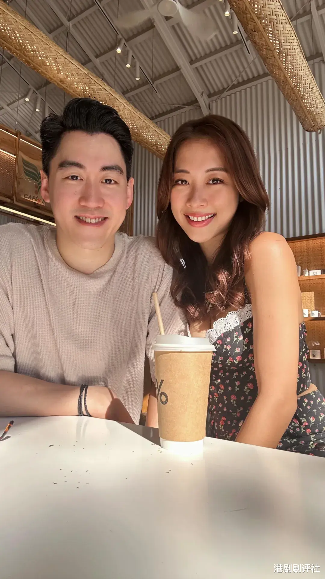 前港姐亚军与男友深圳庆祝拍拖五周年,用餐时间公开亲嘴大晒恩爱