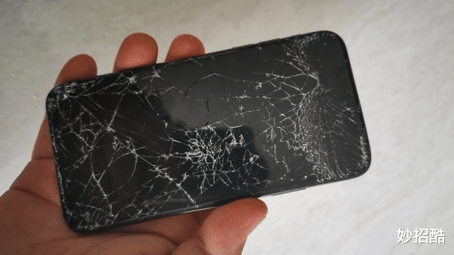 手机不能和这三种东西放一起,别等后悔就晚了,看看你放一起了吗?