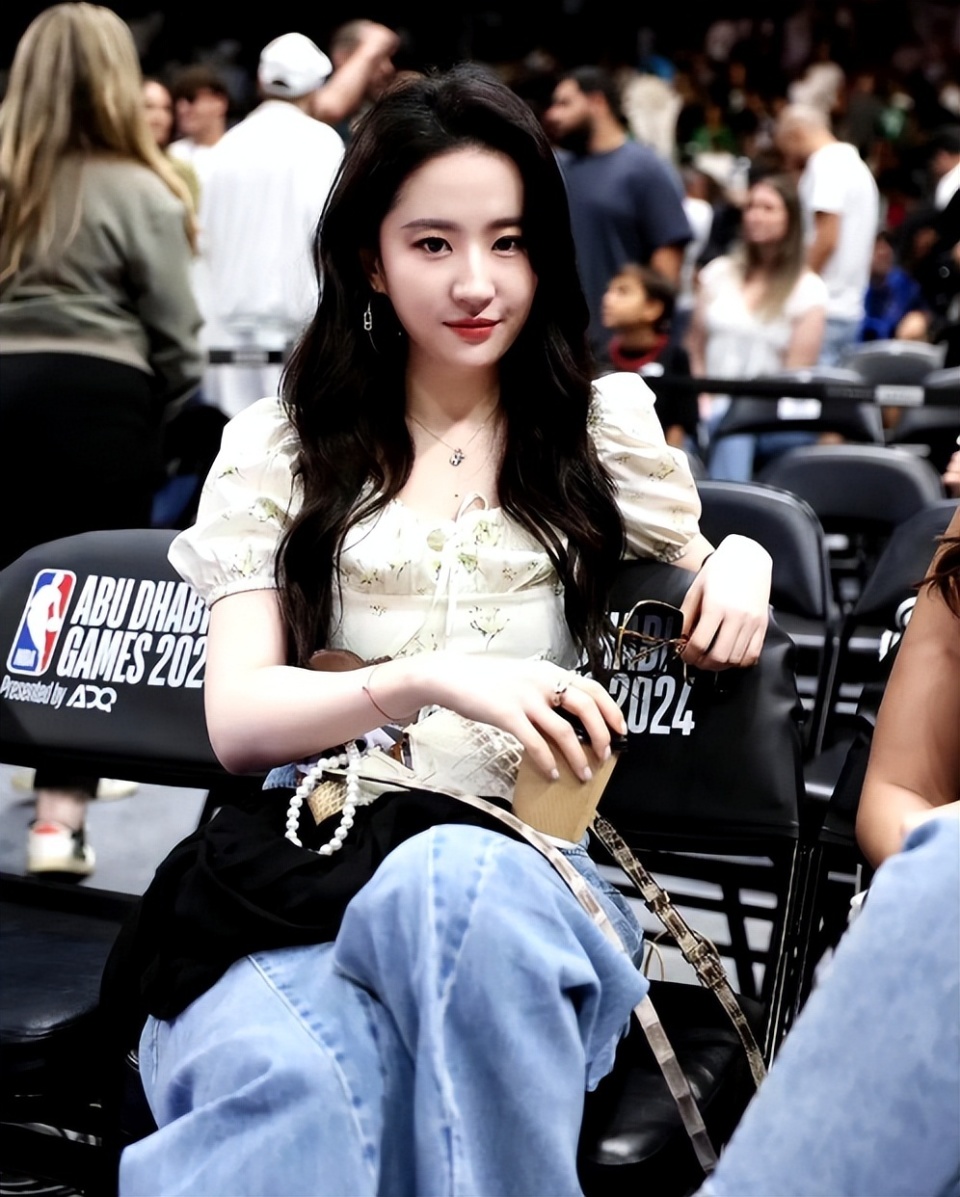 刘亦菲NBA赛场低调现身，仙女气质依旧闪耀