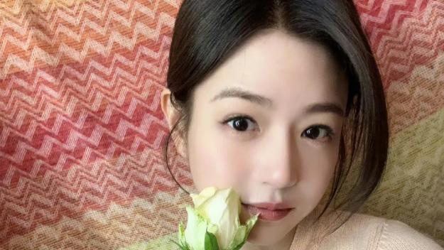 陈妍希成都之旅惹关注，美食与大熊猫成焦点