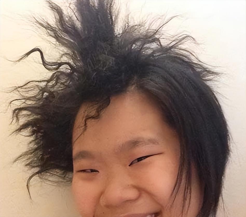 被批“不男不女”的毕凌，把父亲毕福剑所剩无几的体面，撕得稀碎