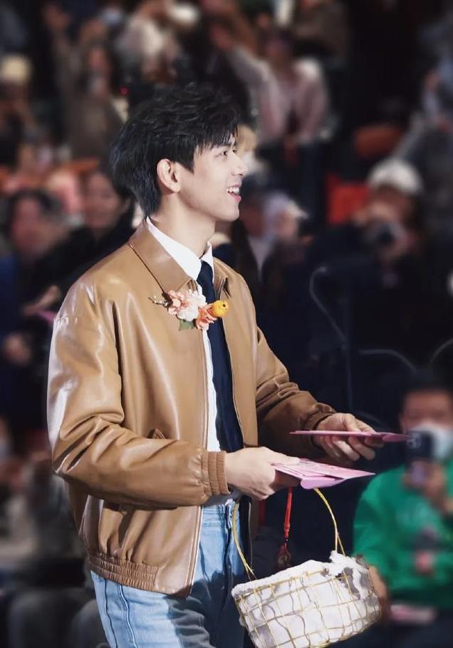 平心而论,内娱真正的绝色美男只有12位,他们酷帅雅痞,清新性感