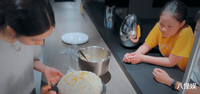 黄磊一家为儿子庆生，俩女儿太出众，弟弟活在姐姐光环下成小透明