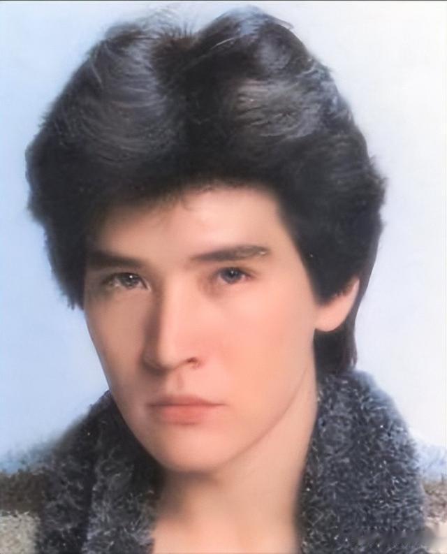 当62岁费翔同框44岁冯绍峰,才知真帅和装帅差距有多大