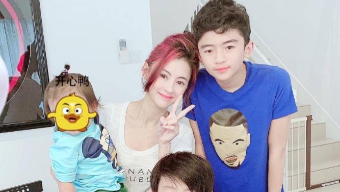 4胎已生？44岁张柏芝抱娃照曝光，眉眼像爸，网友吵翻天：这到底图啥？