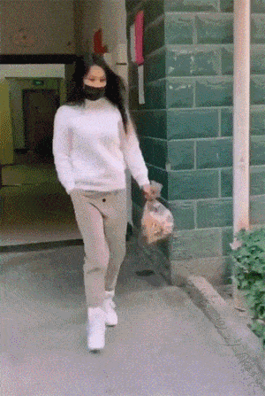 魏大勋扯的不是李沁的裙子,而是整个娱乐圈的丑,他们什么关系