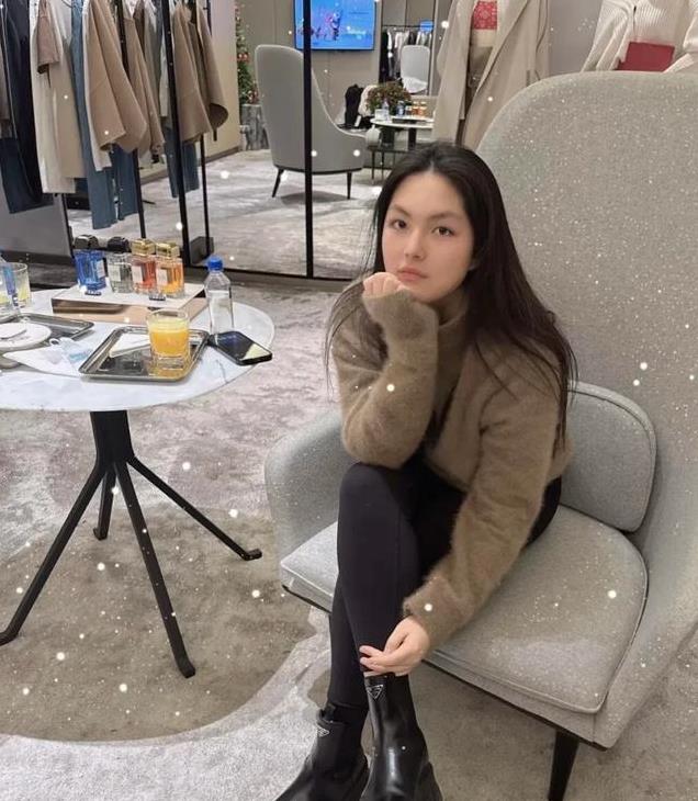 李湘王诗龄逛街被偶遇,母女人手一个爱马仕,俩人全身行头近60万