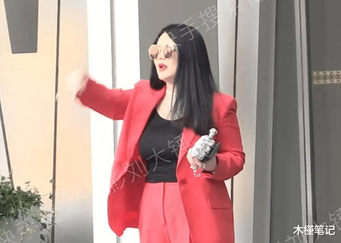 48岁李湘现身长沙街头,夏天穿西装不怕热,疑胖至160斤