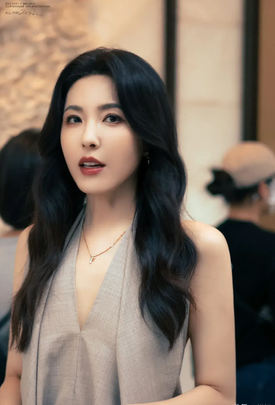 曾黎逆龄风采引热议:极品身材优雅,网友热议:中年魅力晚节不保