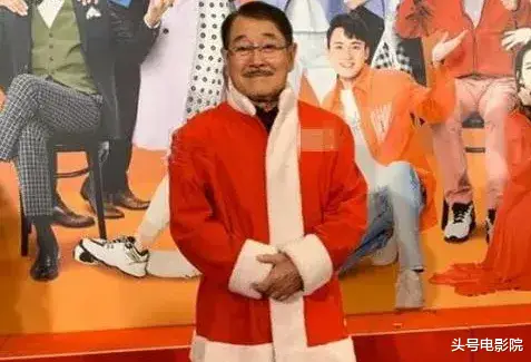 老戏骨坐轮椅!83版射雕老顽童周伯通晚年住养老院,女儿女友消失