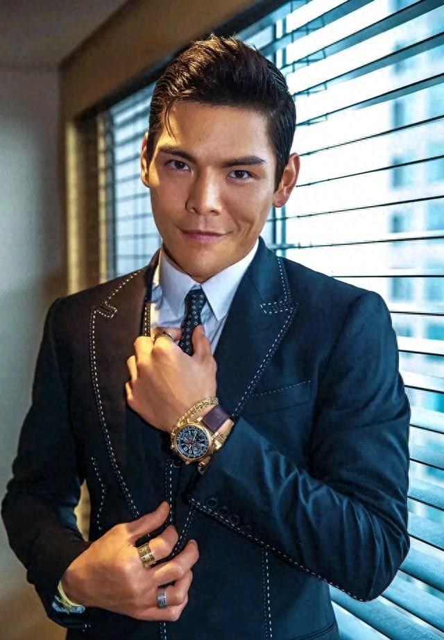 向佐宣传新电影,迷惑紧致穿搭让郭碧婷受不了,网友:感情不和