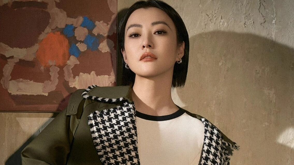 45岁郝蕾剪了沙宣头减龄10岁，穿搭时髦拍大片，完全没有大妈味