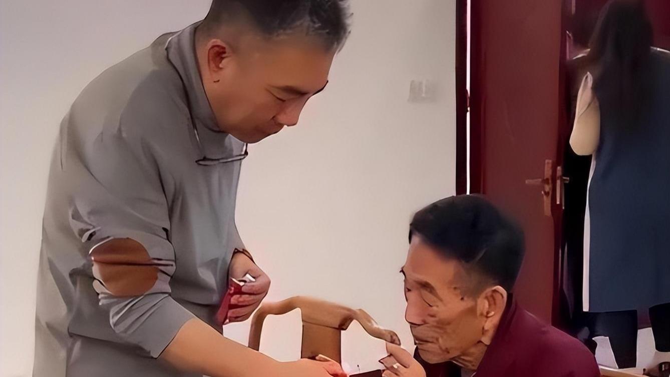 大口吃肉大碗喝酒、爱抽华子，92岁杨少华，在享福路上一去不返