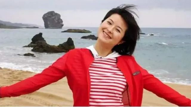 央视一枝花嫁大18岁李铁，因误诊癌症离职，张泉灵现在过得怎么样了？