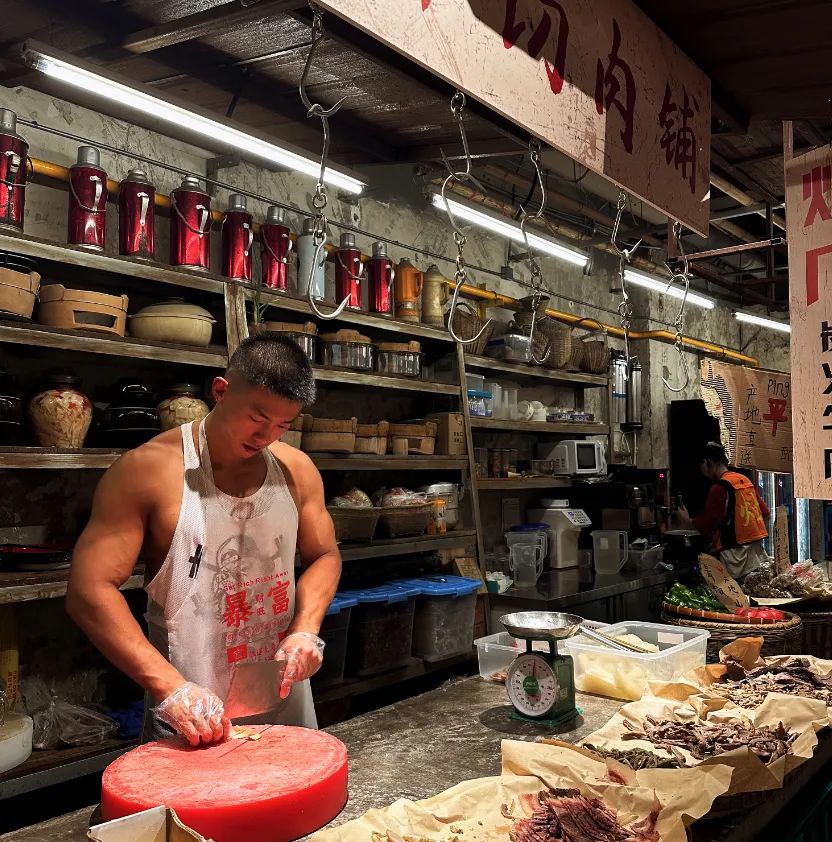 健身小哥身材犯规，光膀子卖炭火烤肉，麒麟臂抢镜