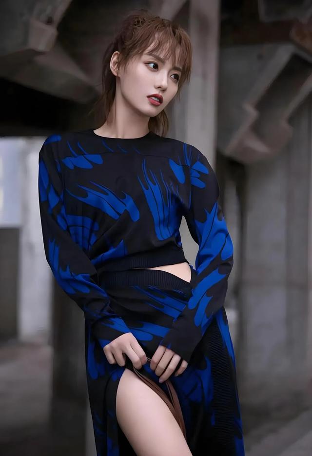 张嘉倪：年轻时清纯可爱，现在多了冷艳感。她有一种跑了老公的美