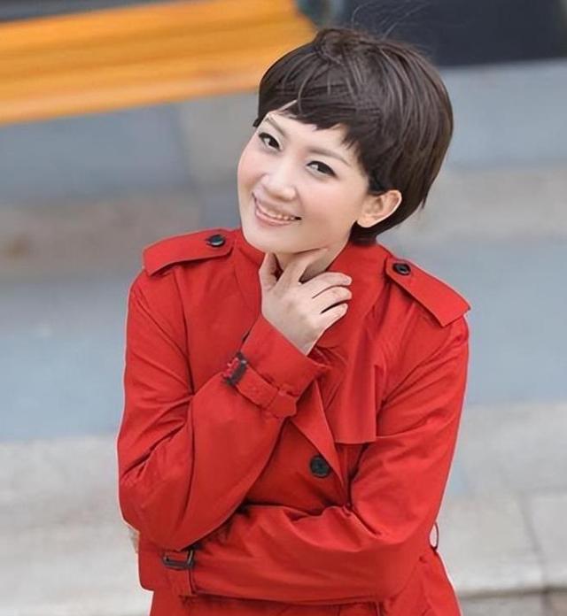 央视美女主持人王端端:嫁了同行丈夫很幸福,直播时落泪被质疑