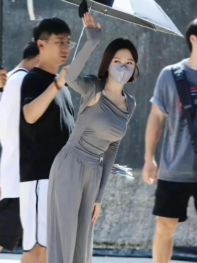 45岁秦岚路透照曝光,穿紧身休闲装美得出众,琼瑶眼光太毒了!