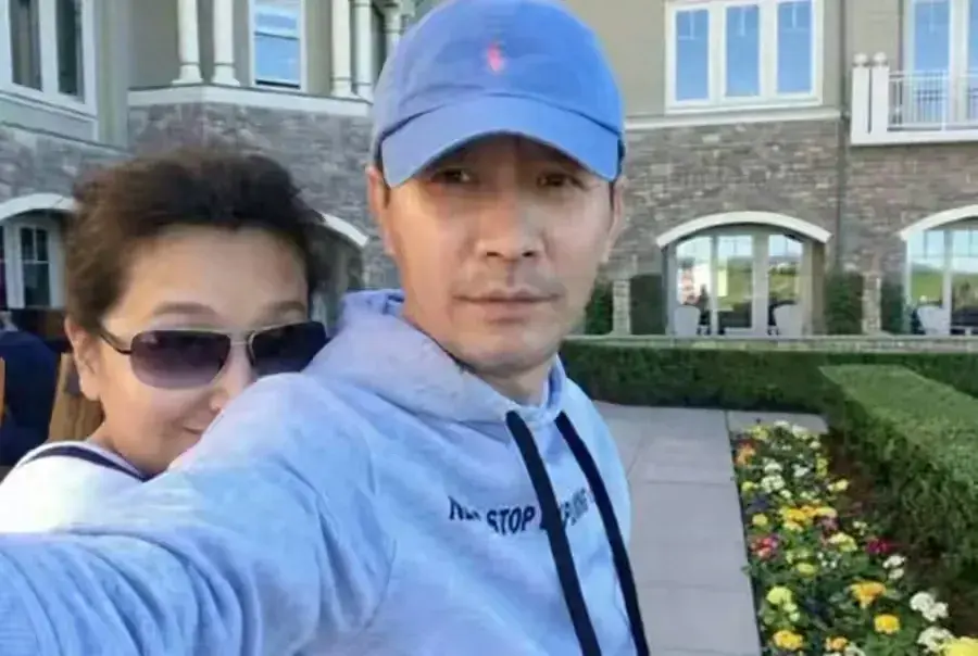 56岁江珊与老公逛街，背超大购物袋满头白发，田小洁耐心陪伴