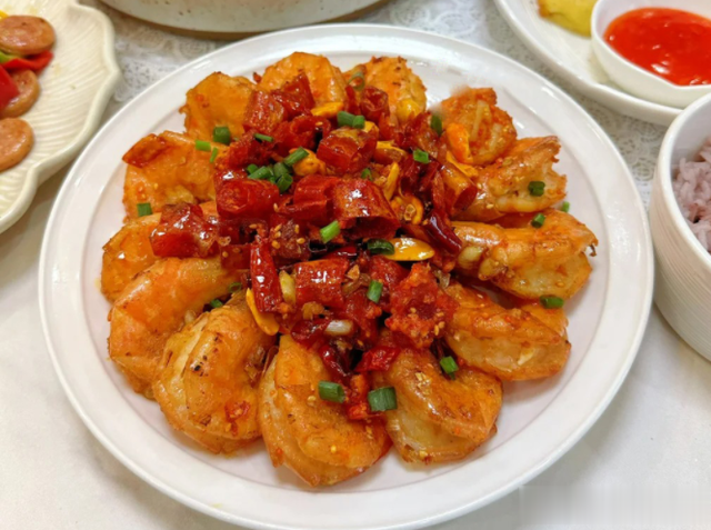 女子第一次到男友家吃饭，婆婆换着花样做饭，妈妈却说：趁早分手