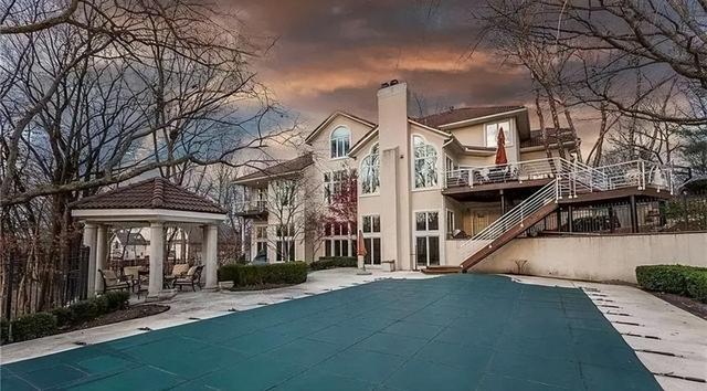 和霉霉谈了半年恋爱，他各种花了800万美金？ 钱包危啊！