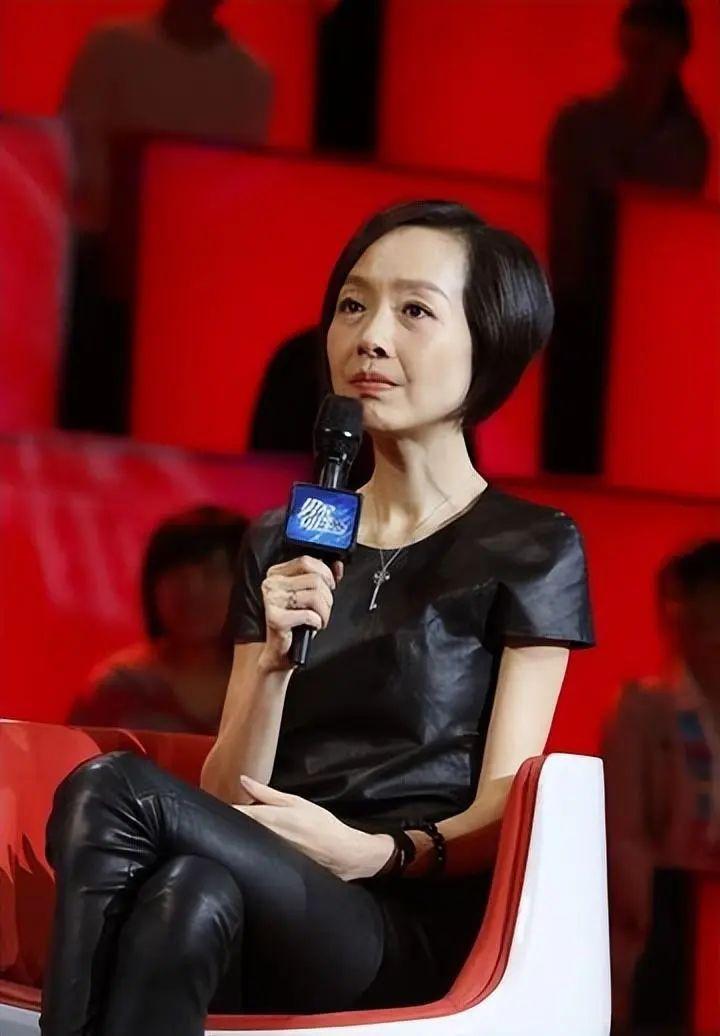 鲁豫曾豪言：我是属猴的，最擅长攀附权贵往上爬！人现在去哪了？