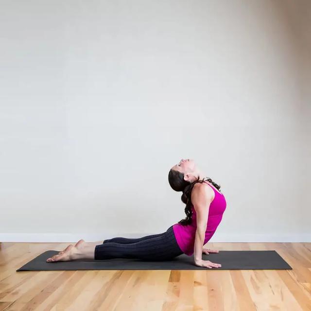 这10个基础瑜伽姿势，重复练习，效果惊人