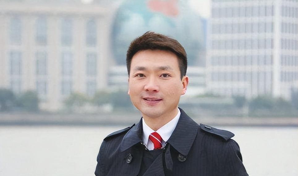 央视主持康辉:传出好消息,苦熬这么多年,终于迎来官宣!