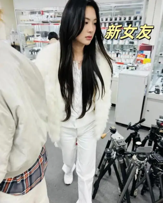 王思聪又换新女友!这次东京街头甜蜜被拍,美貌不输前任!