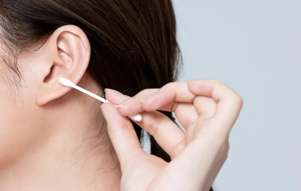 为啥有的人“耳屎”是湿的，有的人却很干？可能与这三件事有关