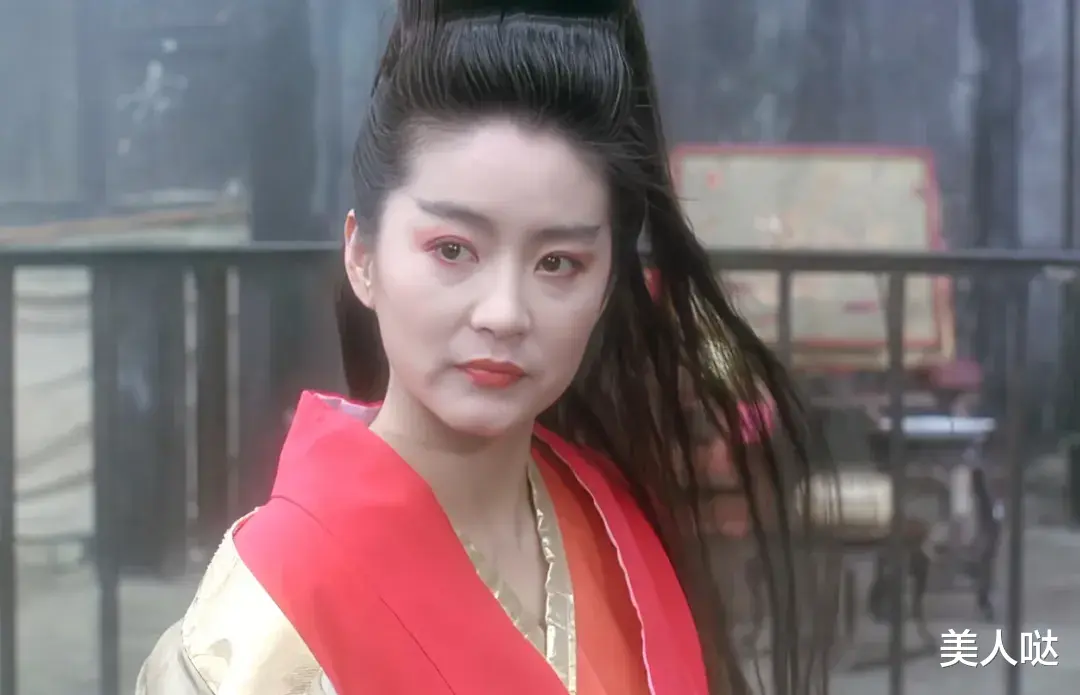 林青霞剪超短发太减龄,穿小白裙优雅时髦,脸蛋紧致没皱纹