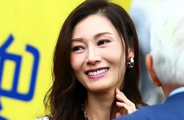 54岁李嘉欣近照曝光：脸垮肉松暴瘦脱相，畸形苹果肌被网友群嘲