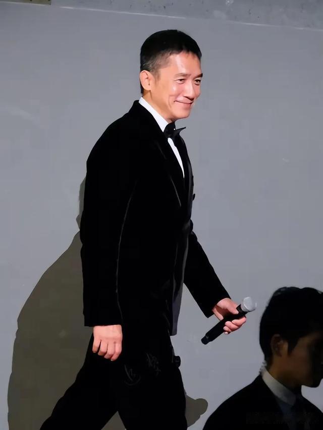 东京这一夜：何超琼霸气侧漏，赵丽颖短发艳压群芳，梁朝伟松驰