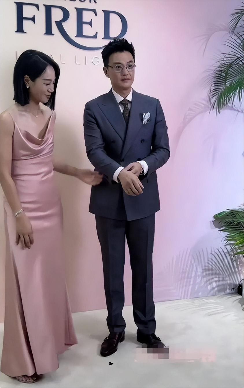 周一围夫妇携手亮相，朱丹低领装遭周一围黑脸，胸口扁平引关注